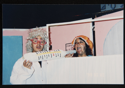  صورة من عرض مسرحية "بائعة الكبريت"، مسرح عناد، 1998 
