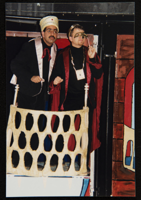  صورة من عرض مسرحية "بائعة الكبريت"، مسرح عناد، 1998 
