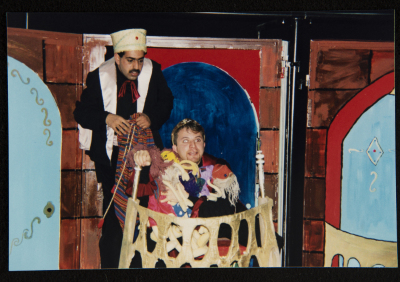  صورة من عرض مسرحية "بائعة الكبريت"، مسرح عناد، 1998 
