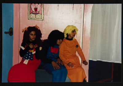  صورة من عرض مسرحية "بائعة الكبريت"، مسرح عناد، 1998 
