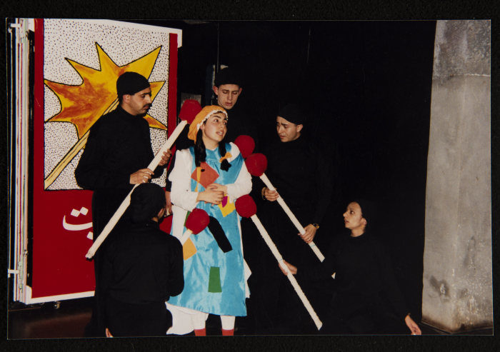  صورة من عرض مسرحية 