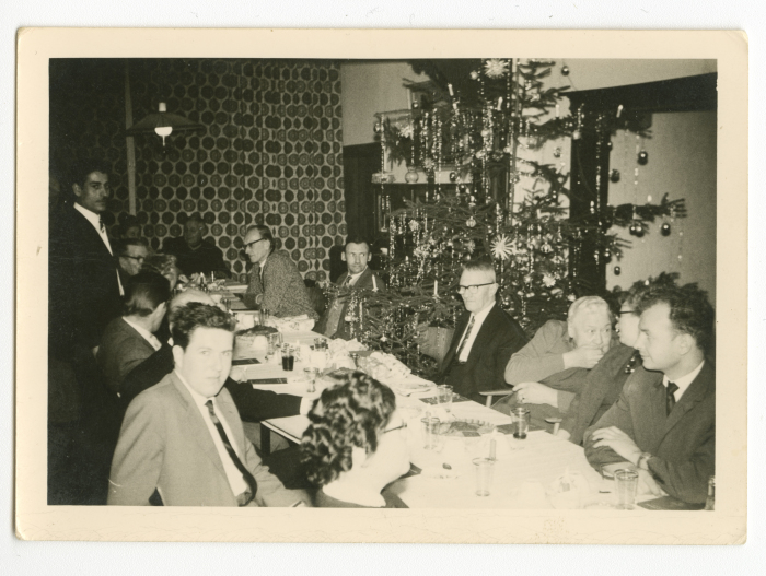 رجال ونساء اثناء احتفال