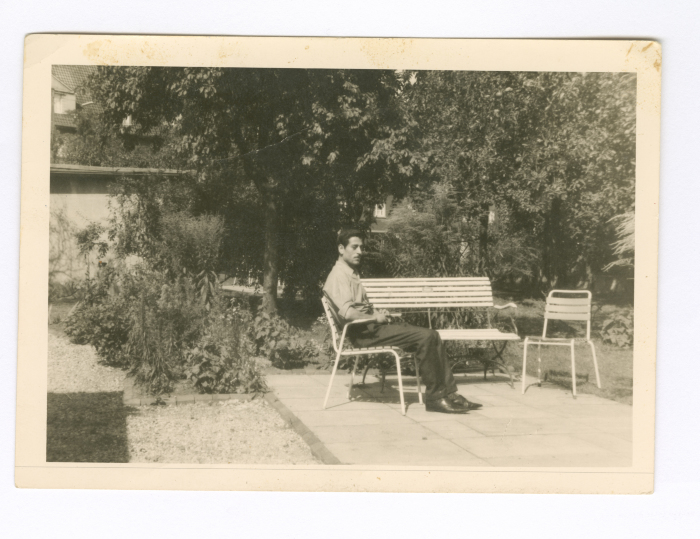 رجل في الحديقة