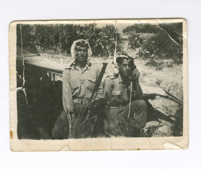 جندي يجري مكالمة هاتفية