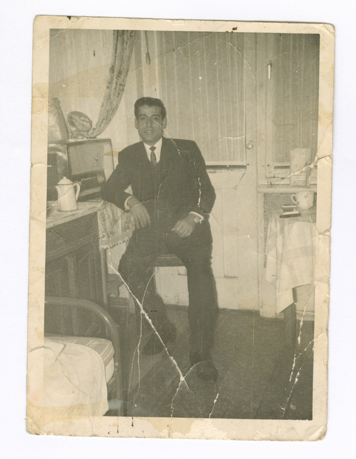 رجل في سكنه