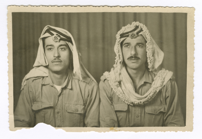 رجلان في زي رسمي