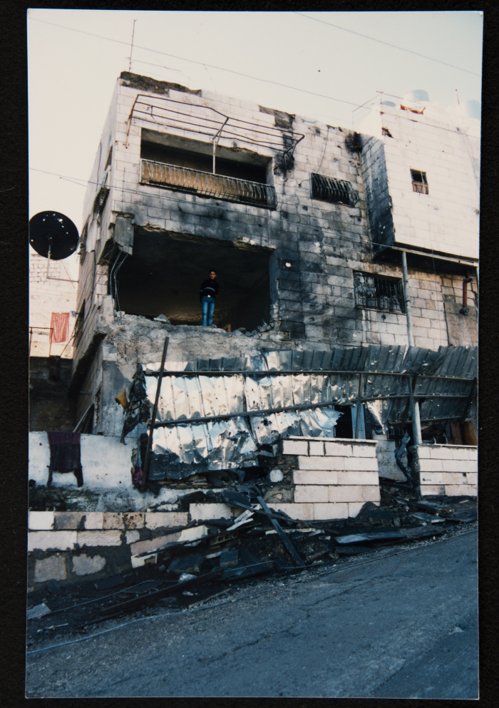 مشهد لآثار الدمار نتيجة قصف قوات الإحتلال لمدينة بيت جالا في الإنتفاضة الثانية عامي 2000-2001
