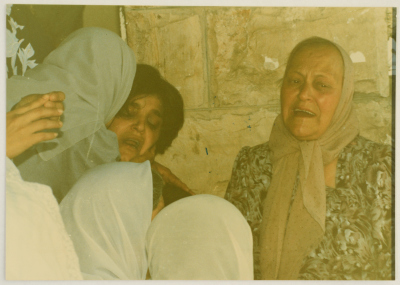 والدة الشهيد عمر القاسم تتلقى التعازي، القدس، 1989