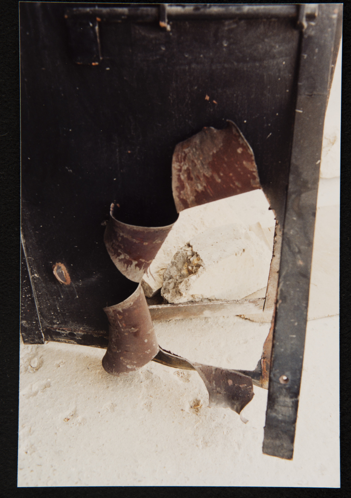 مشهد يُظهر آثار قصف الإحتلال الصهيوني لمسرح عناد في بيت جالا في الإنتفاضة الثانية عام 2001-2002	
