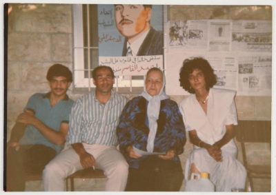 والدة عمر القاسم ورفاقه في عزاء الشهيد، القدس، 1989