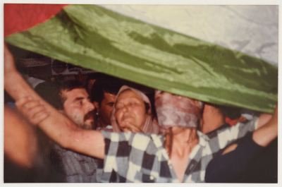 والدة الشهيد عمر القاسم في جنازته، القدس، 6 حزيران 1989