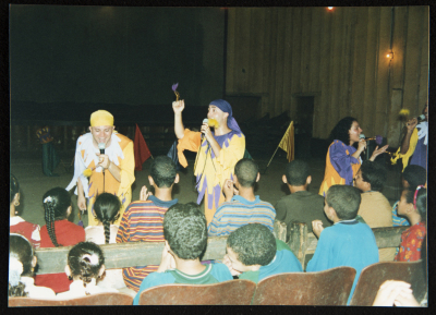 صورة من عرض مسرحي "كراكوزي" في المنيا، 2001
