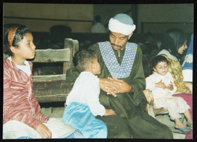 صورة من عرض مسرحي "كراكوزي" في المنيا، 2001
