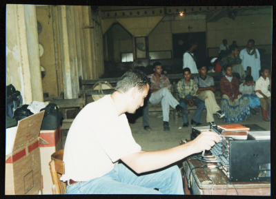 صورة من عرض مسرحي "كراكوزي" في المنيا، 2001
