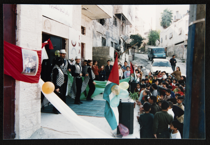 عرض مسرحية كراكوزي أمام مسرح عناد بعد تعرضه للقصف