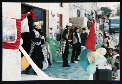 عرض مسرحية كراكوزي أمام مسرح عناد بعد تعرضه للقصف
