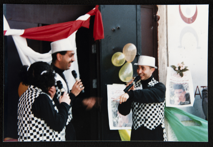 عرض مسرحية كراكوزي أمام مسرح عناد بعد تعرضه للقصف