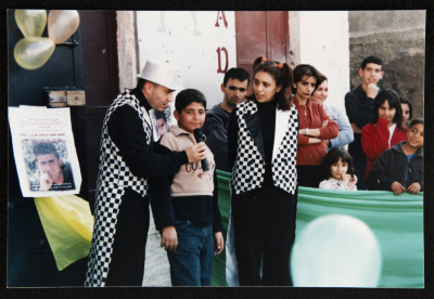 عرض مسرحية كراكوزي أمام مسرح عناد بعد تعرضه للقصف