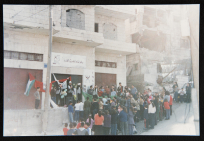 عرض مسرحية كراكوزي أمام مسرح عناد بعد تعرضه للقصف