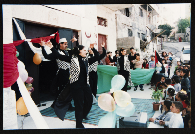 عرض مسرحية كراكوزي أمام مسرح عناد بعد تعرضه للقصف