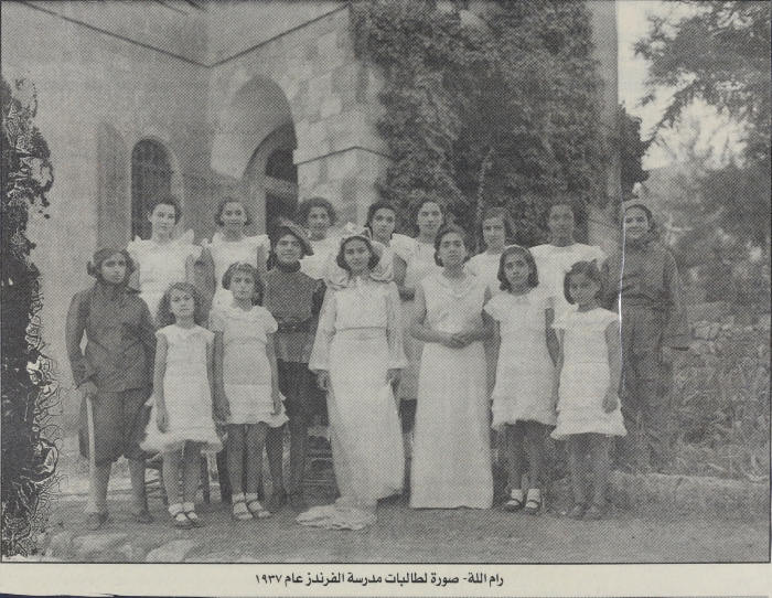 صورة لطالبات مدرسة الفرندز عام 1937 في مدينة رام الله 