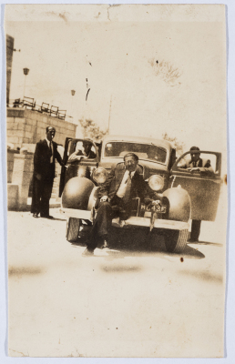  مجموعة من الساقين أمام تكسي الاعتماد