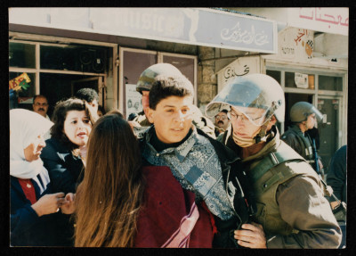شاب فلسطيني خلال اعتقاله في الانتفاضة الثانية 