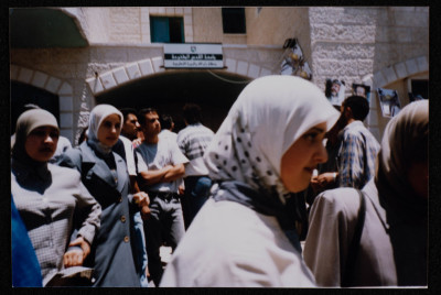 وقفة طلابية أمام جامعة القدس المفتوحة في مدينة رام الله 