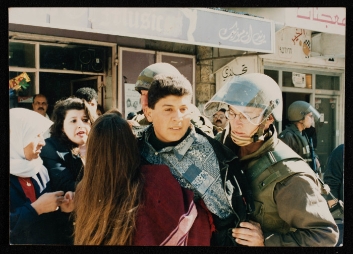 شاب فلسطيني خلال اعتقاله في الانتفاضة الثانية 
