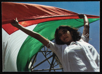 فتاة تحمل علم فلسطين 