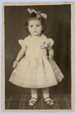 إقبال حواري وهي طفلة