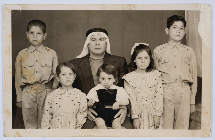 ʿabbas Yasin Hiwwari with His Children 