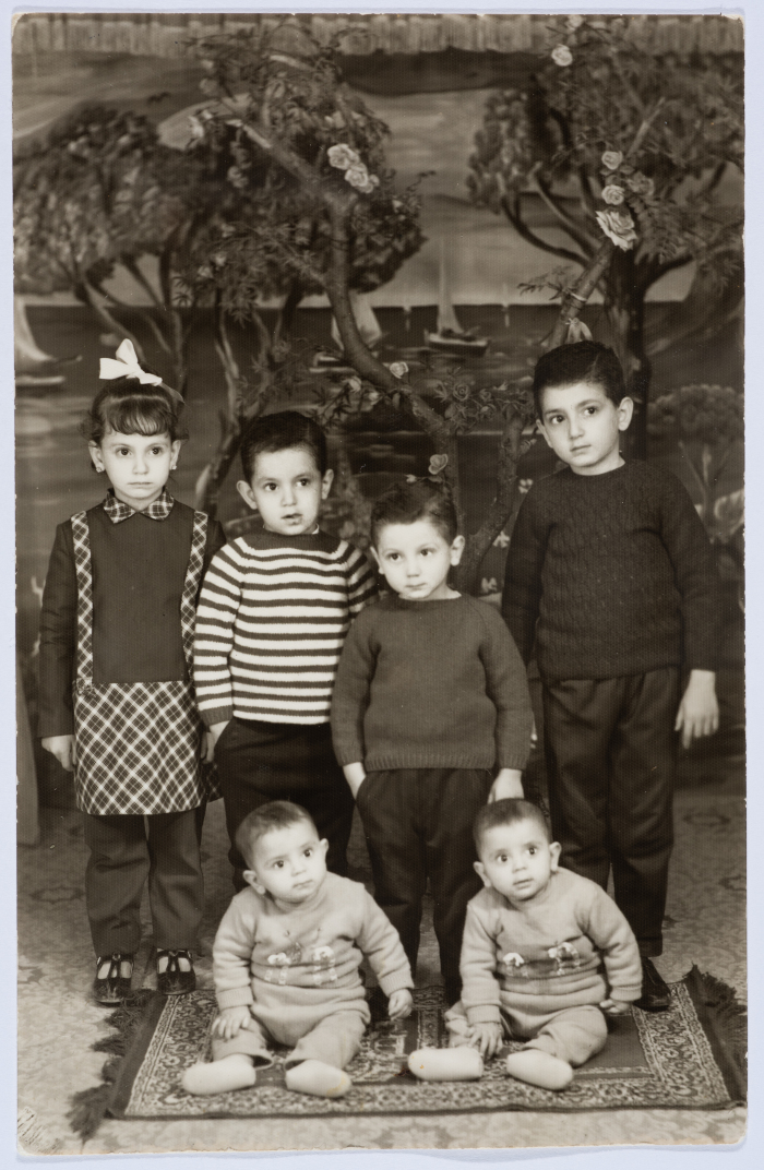 مجموعة من اطفال عائلة حواري