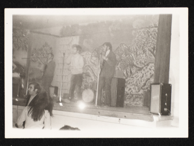 عرض لفرقة البراعم على مسرح مدرسة المطران