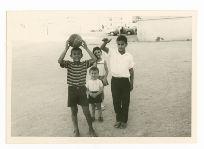أطفال من عائلة الخطيب
