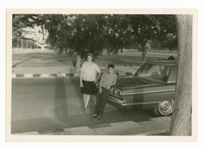 امرأة وطفل من عائلة الخطيب