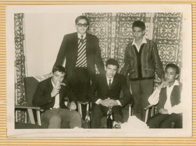 مجموعة رجال وشبان من عائلة الخطيب