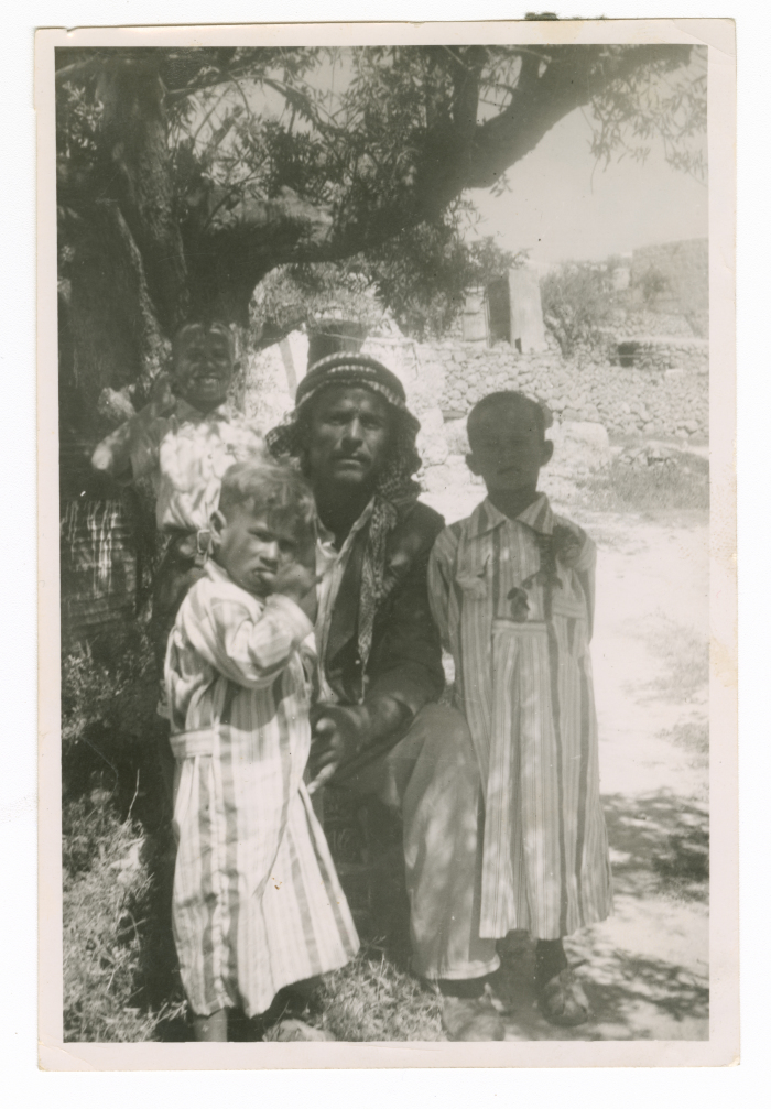 رجل وثلاثة أطفال