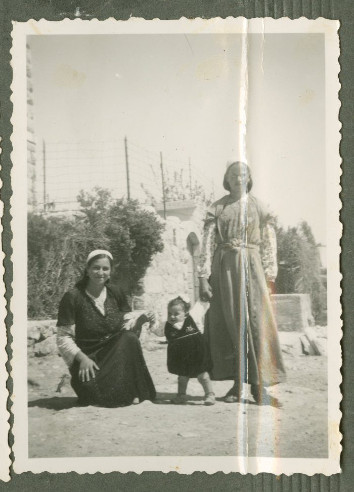 سيدتان وطفلة من عائلة الخطيب