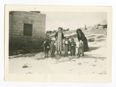 سيدتان وأطفال من عائلة الخطيب