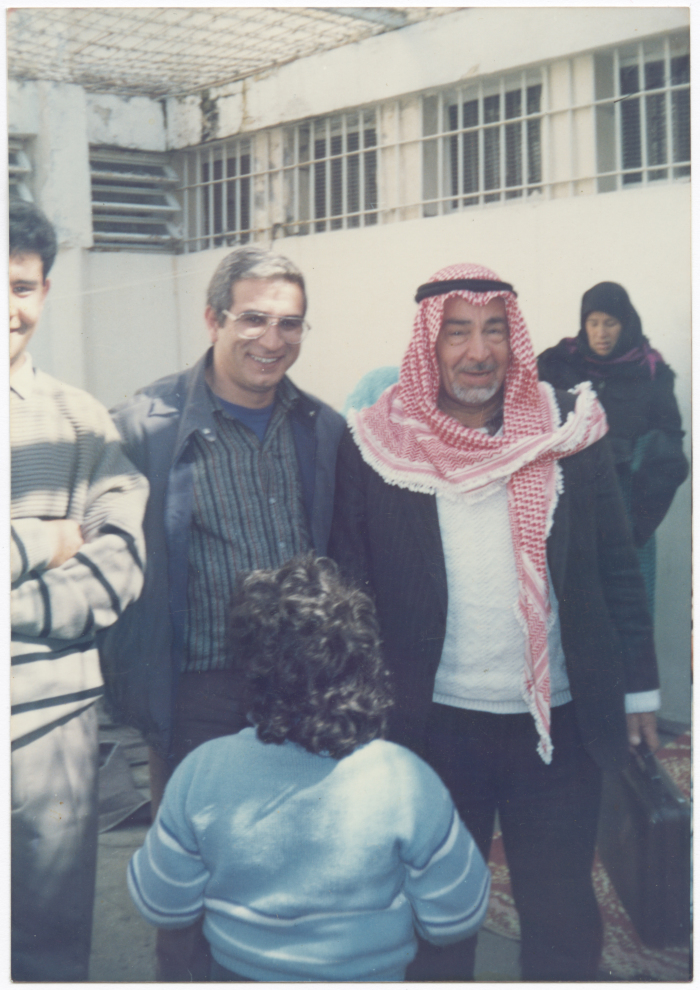 حسن أبو خضير في سجن عسقلان خلال حفل خطوبة أخته مع الشيخ عطالله وعريسها