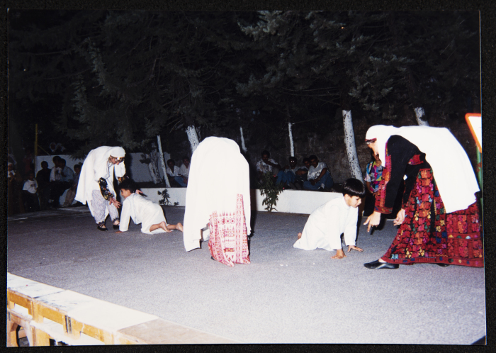 صورة من عرض لفرقة الحنونة