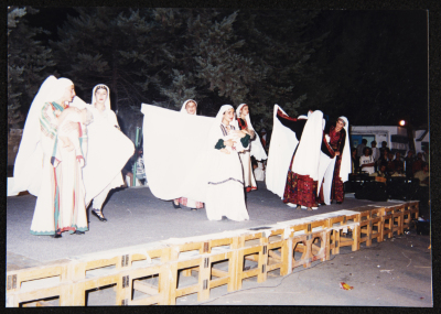 صورة من عرض لفرقة الحنونة