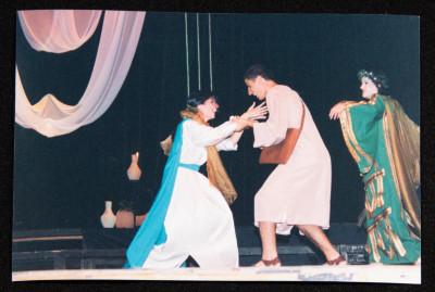 صورة من عرض لفرقة الحنونة