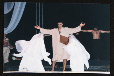 صورة من عرض لفرقة الحنونة