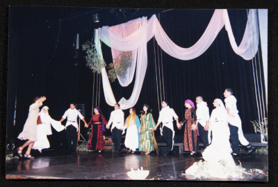 صورة من عرض لفرقة الحنونة