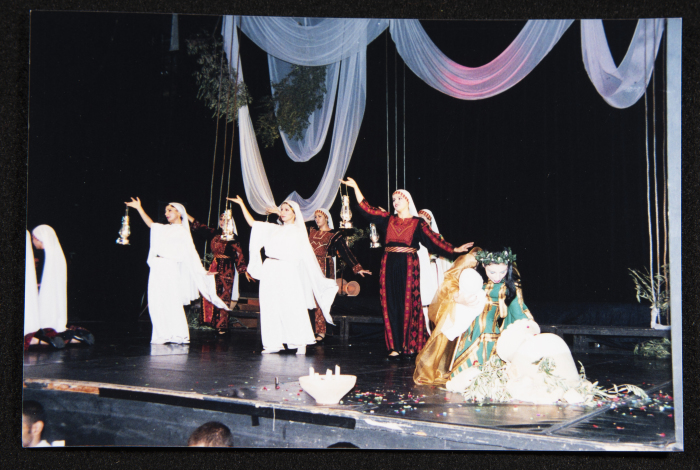 صورة من عرض لفرقة الحنونة