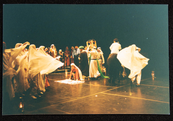 صورة من عرض لفرقة الحنونة
