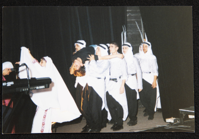 صورة من عرض لفرقة الحنونة
