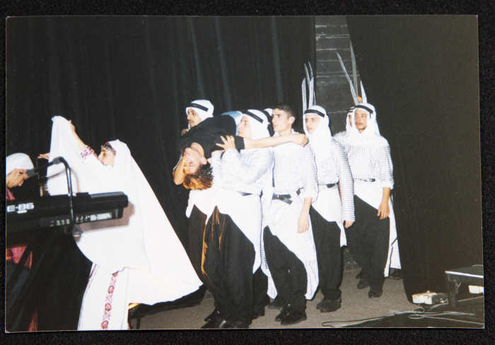 صورة من عرض لفرقة الحنونة
